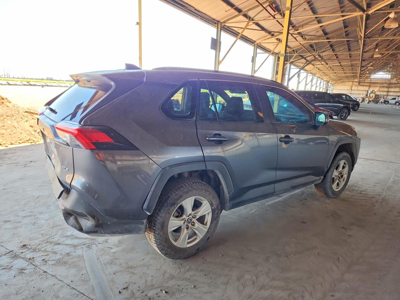 2021 TOYOTA RAV4 XLE photo 3