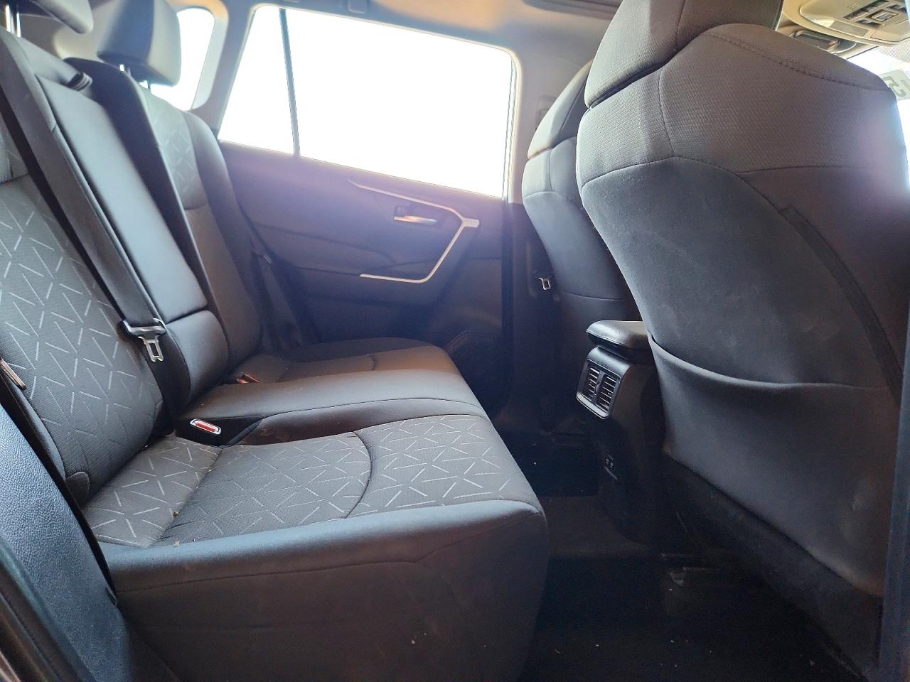2021 TOYOTA RAV4 XLE photo 11