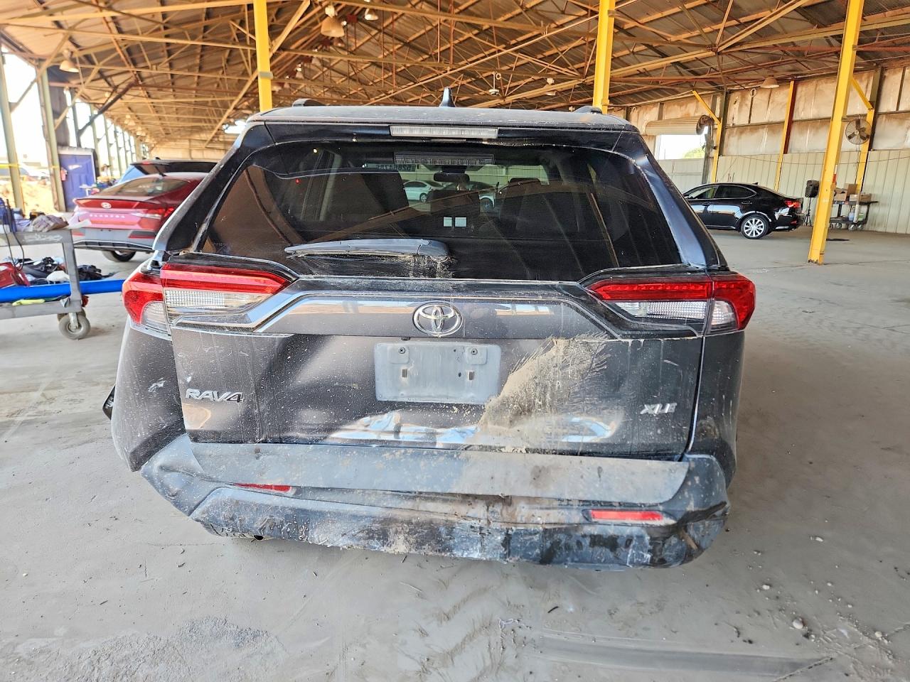 2021 TOYOTA RAV4 XLE photo 6