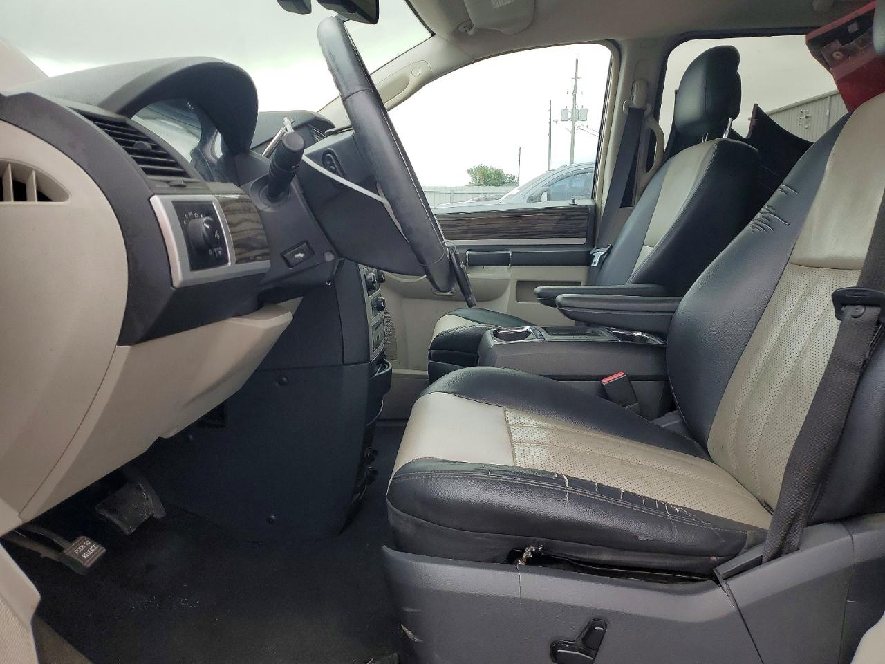2010 CHRYSLER TOWN & COUNTRY photo 19