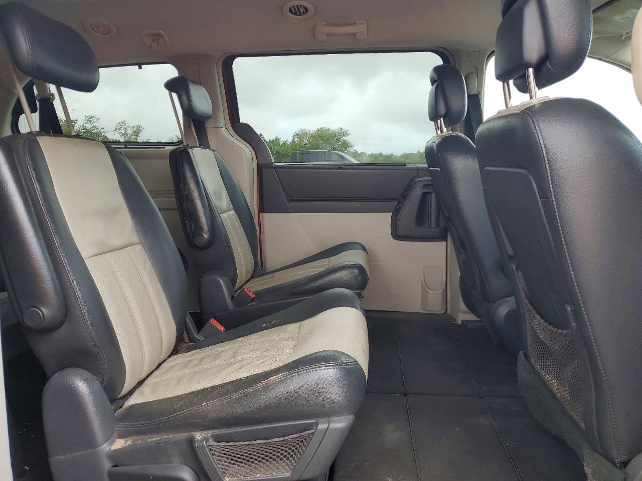 2010 CHRYSLER TOWN & COUNTRY photo 31