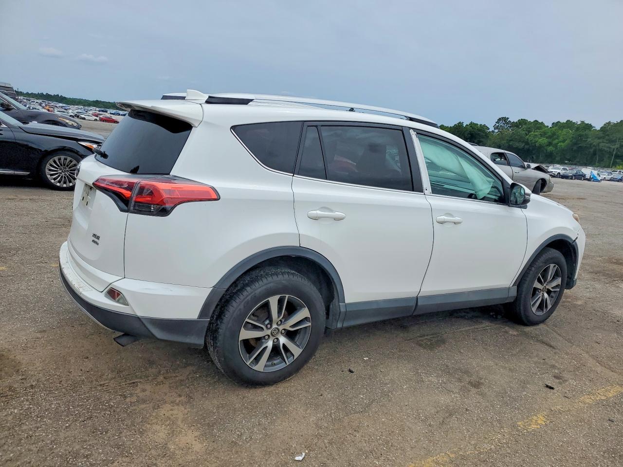 2016 TOYOTA RAV4 XLE photo 5