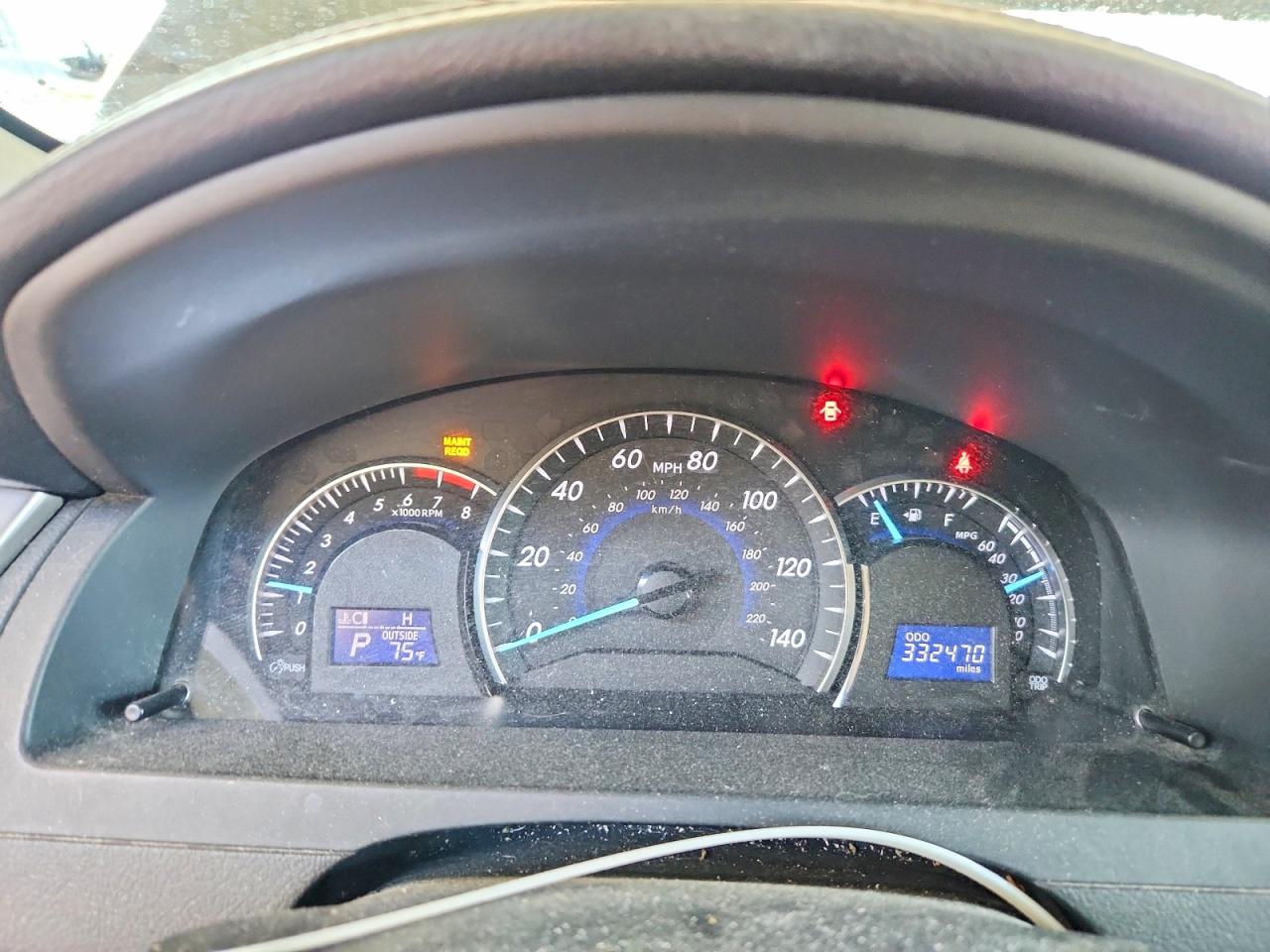 2012 TOYOTA CAMRY XLE photo 17