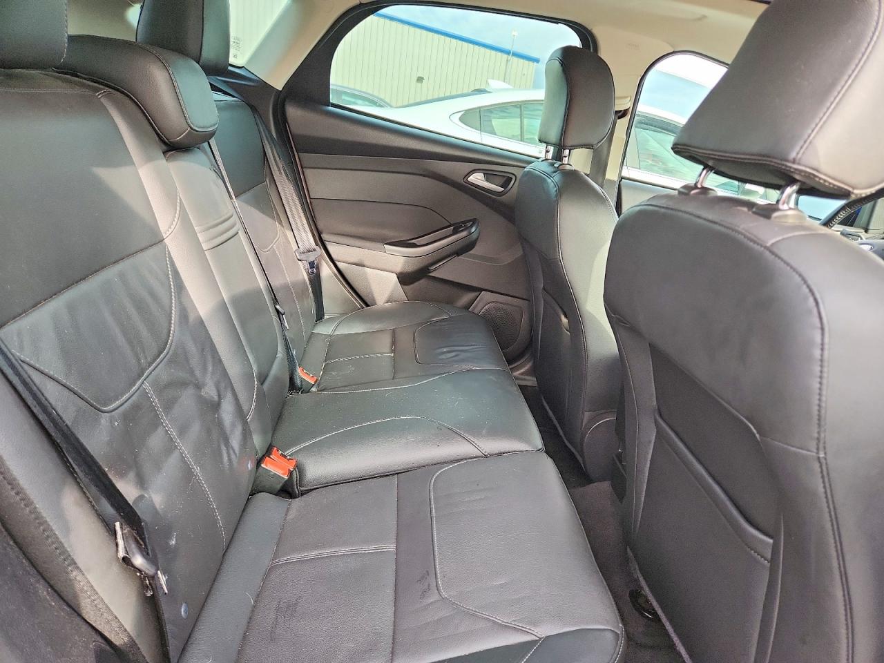 2015 FORD FOCUS SE photo 10