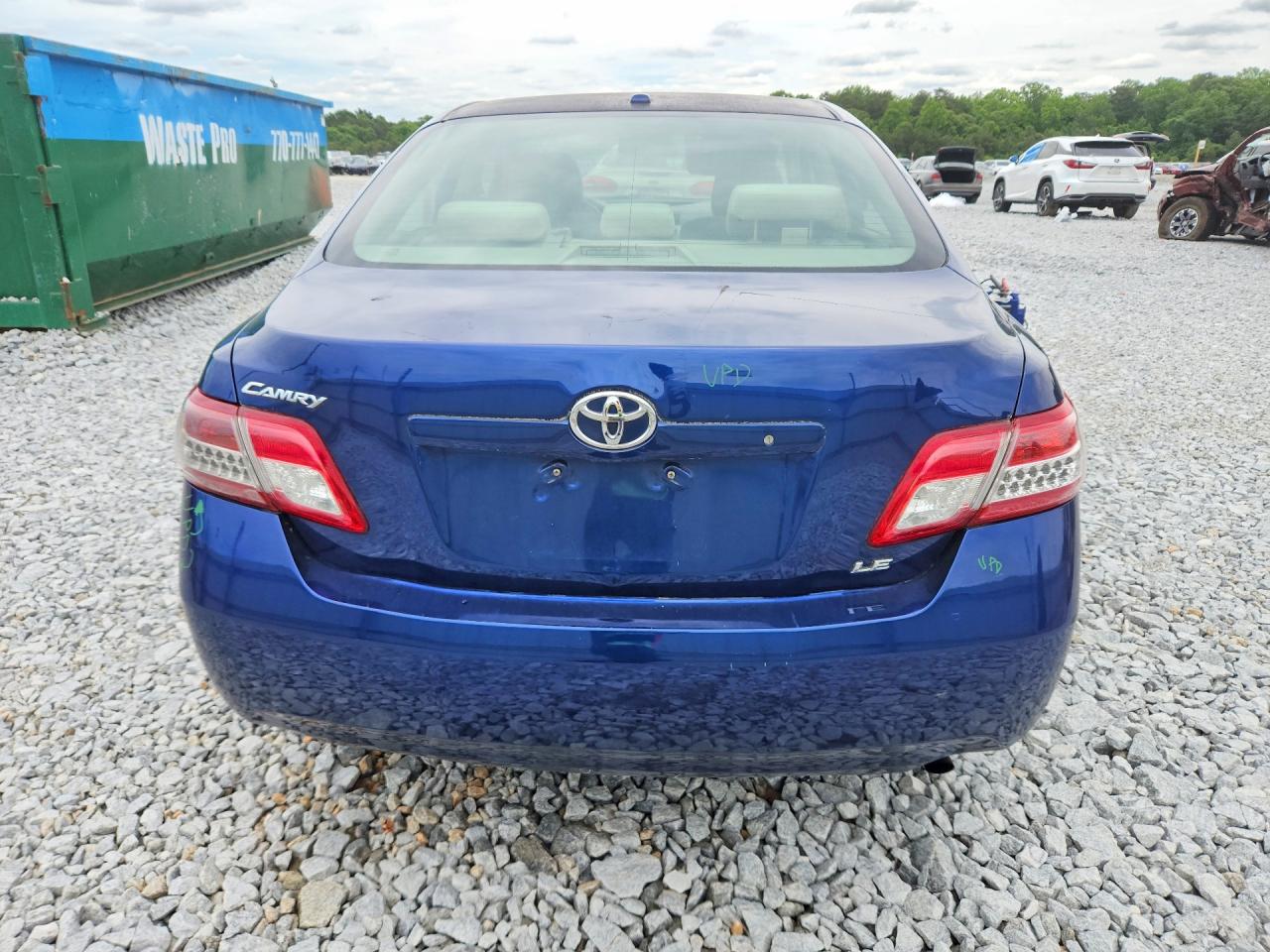 2011 TOYOTA CAMRY LE photo 11