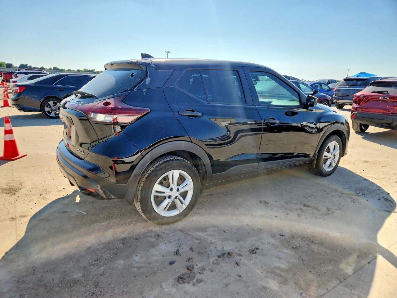 2023 NISSAN KICKS S photo 5