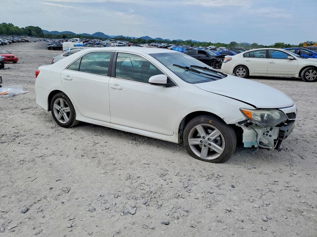 2014 TOYOTA CAMRY SE photo 10