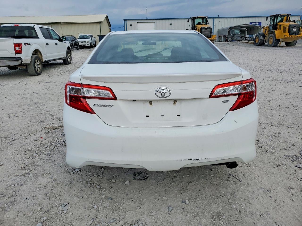 2014 TOYOTA CAMRY SE photo 16