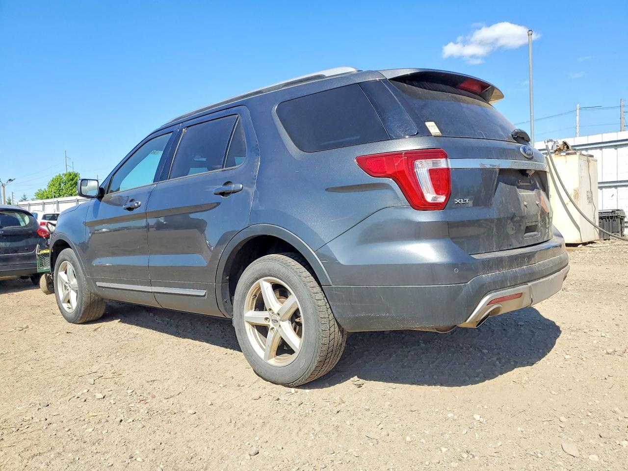 2017 FORD EXPLORER XLT photo 3