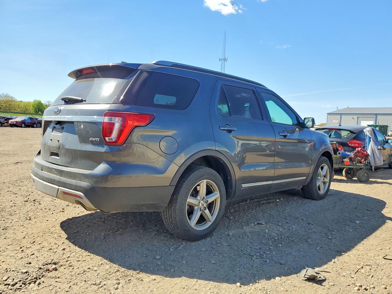 2017 FORD EXPLORER XLT photo 5