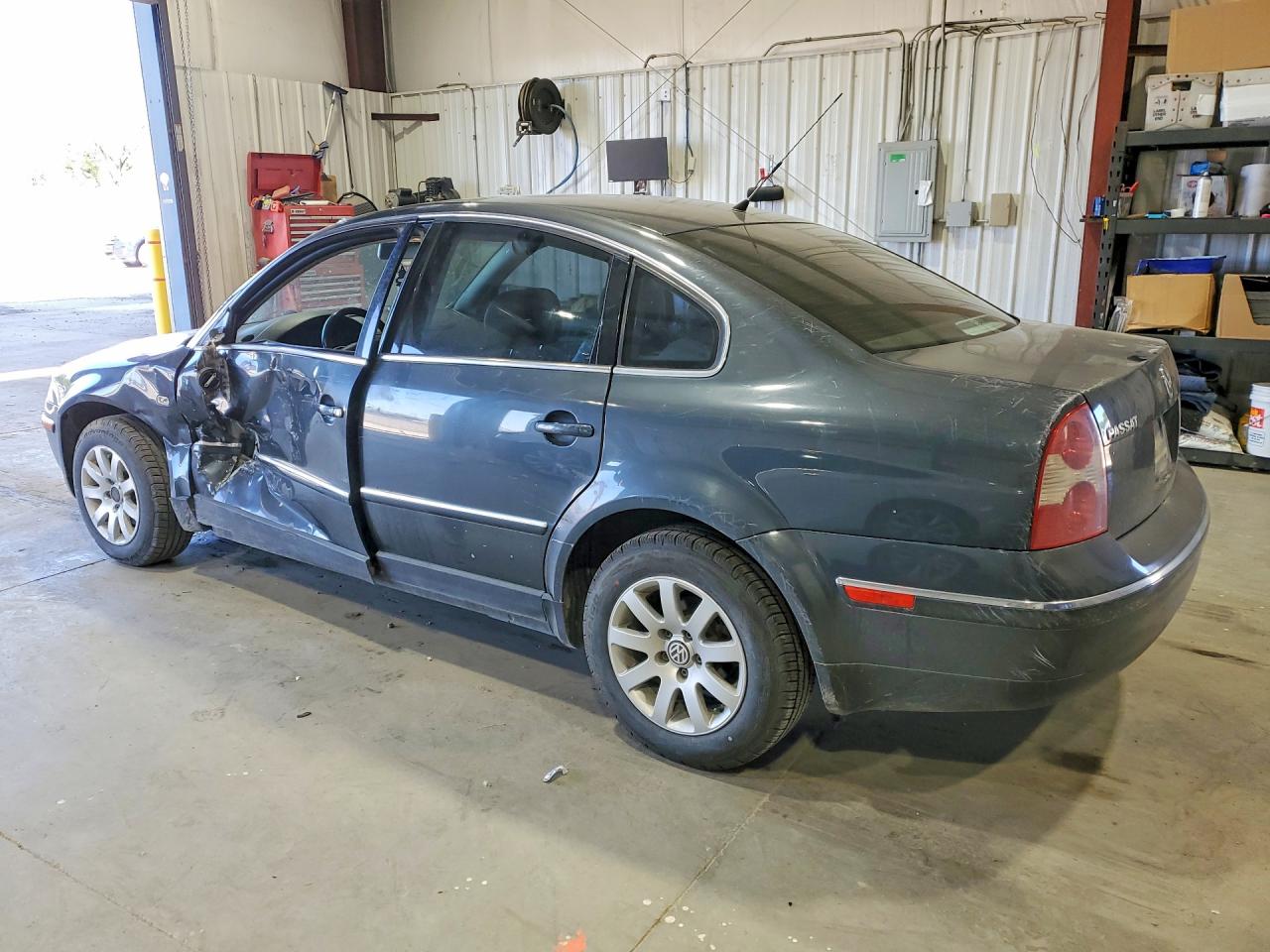 2002 VOLKSWAGEN PASSAT GLS photo 4