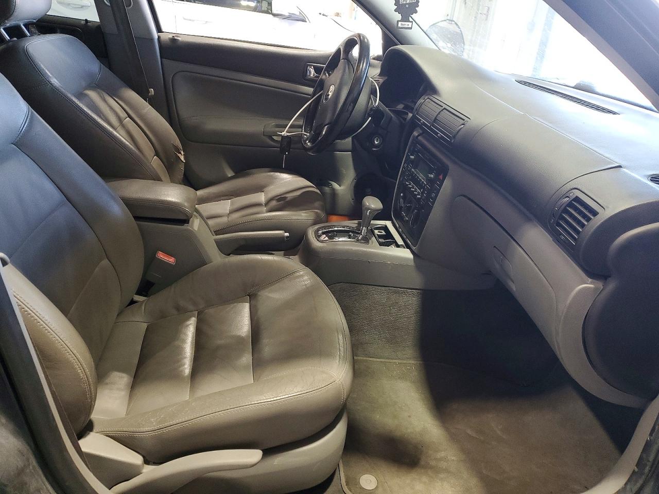 2002 VOLKSWAGEN PASSAT GLS photo 19