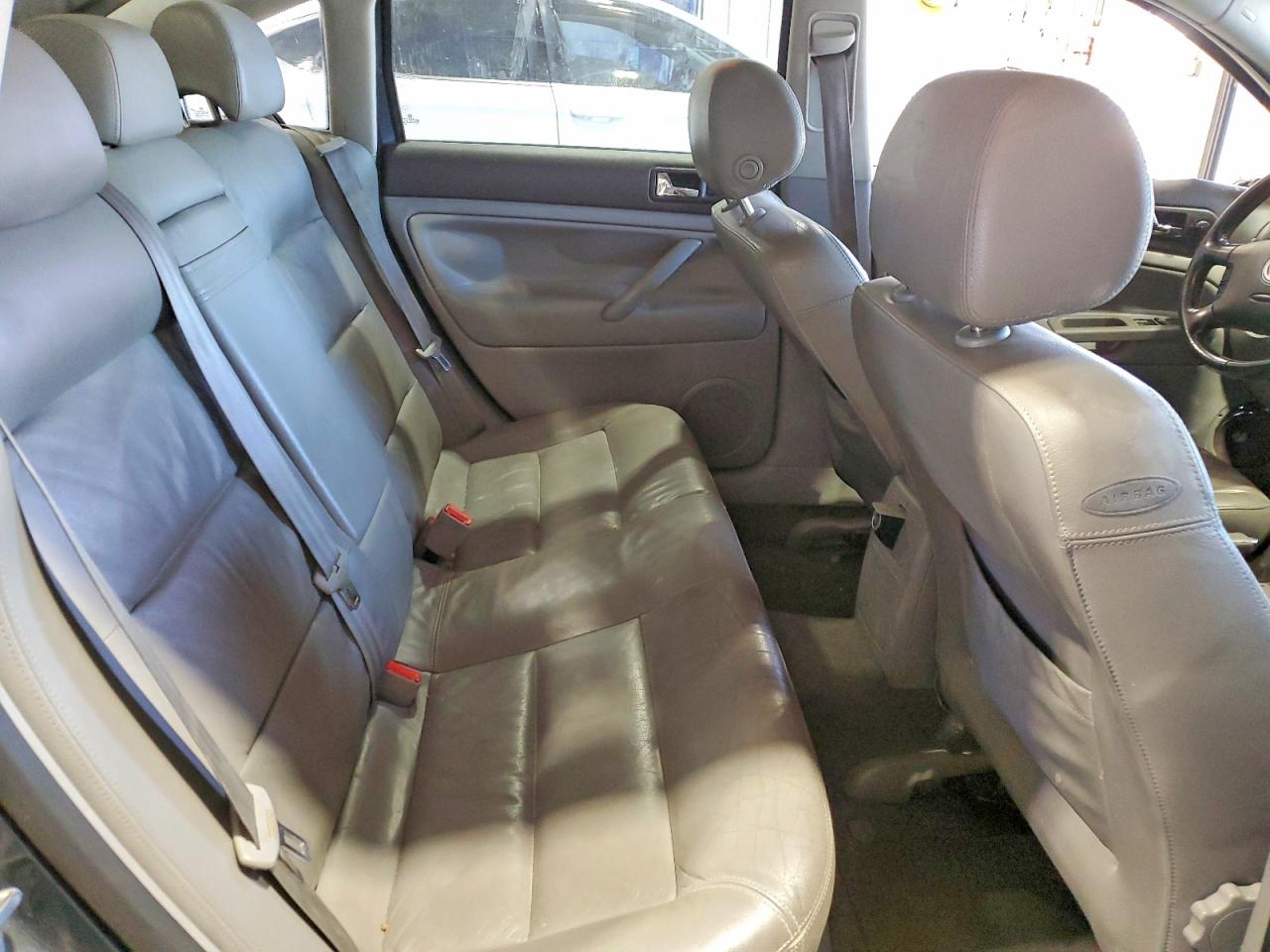 2002 VOLKSWAGEN PASSAT GLS photo 28