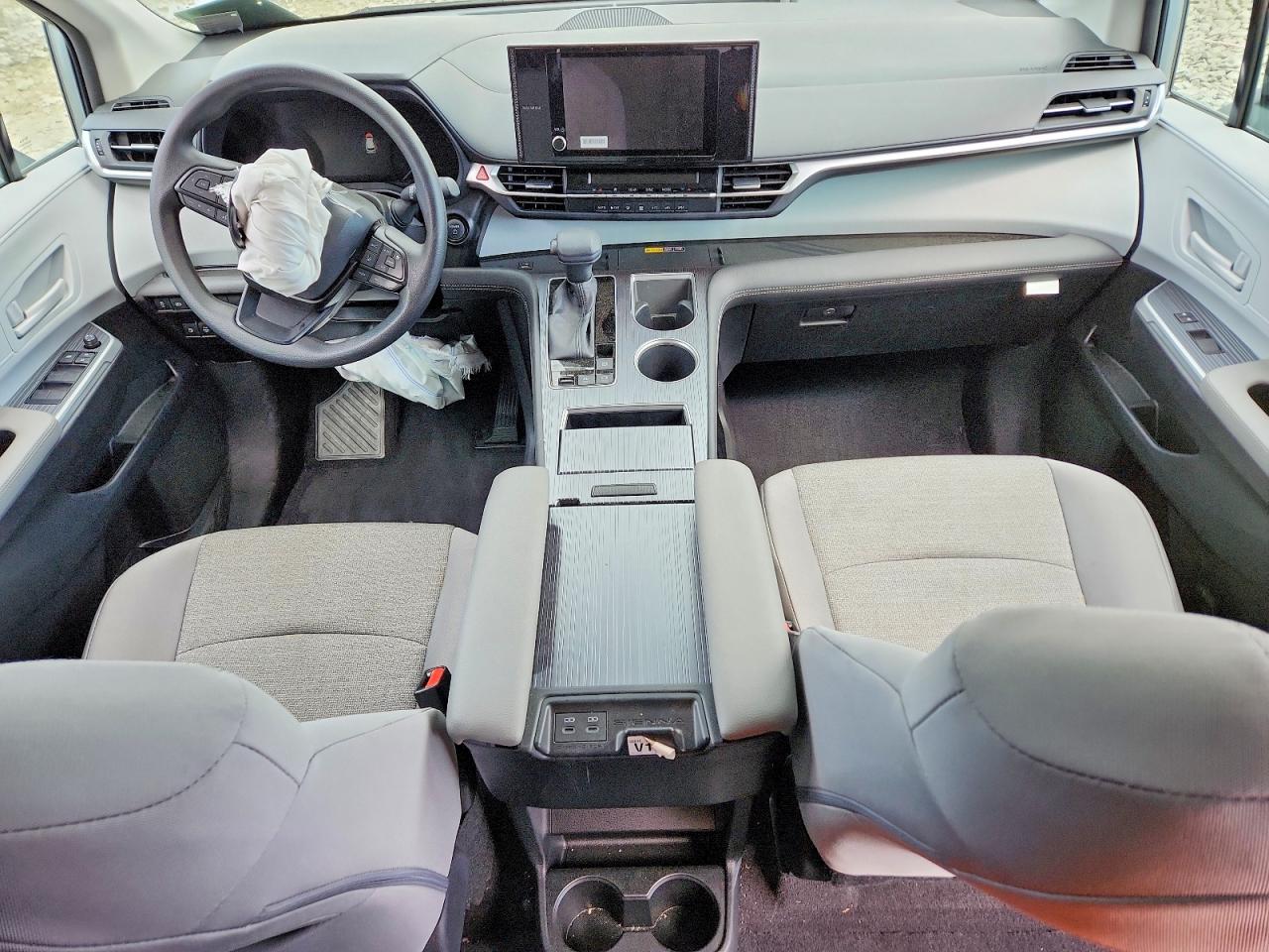 2025 TOYOTA SIENNA LE photo 15