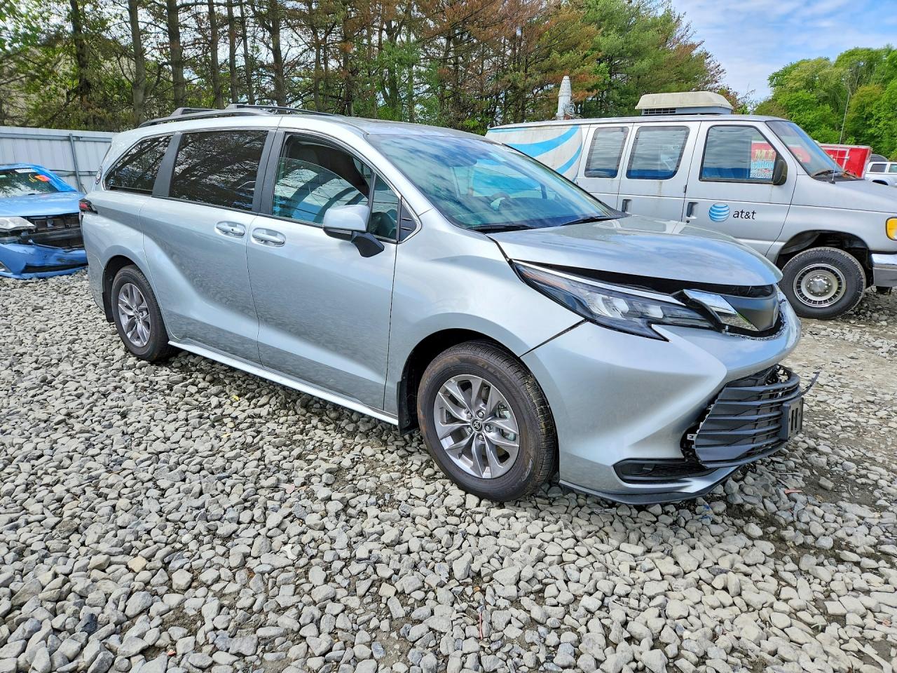 2025 TOYOTA SIENNA LE photo 7