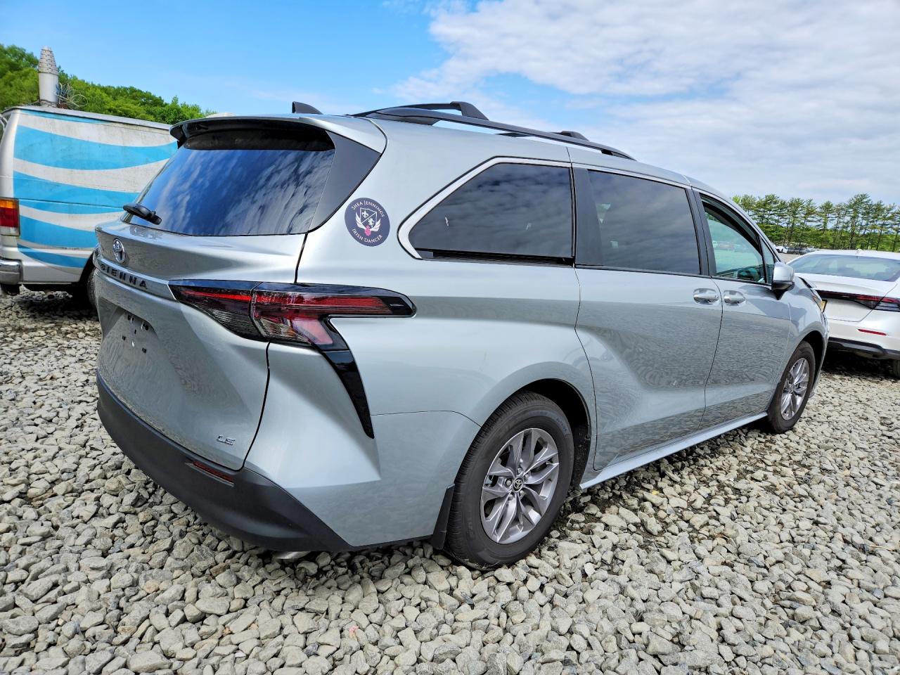 2025 TOYOTA SIENNA LE photo 5