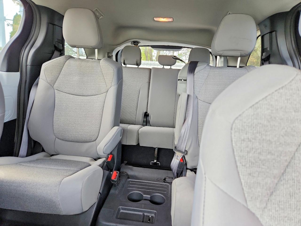 2025 TOYOTA SIENNA LE photo 19
