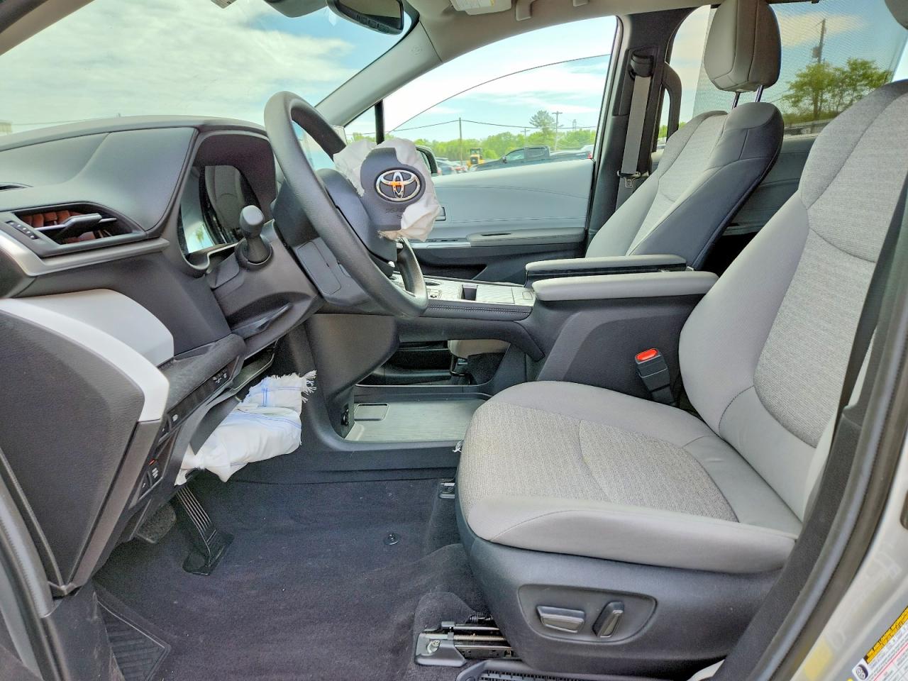 2025 TOYOTA SIENNA LE photo 13