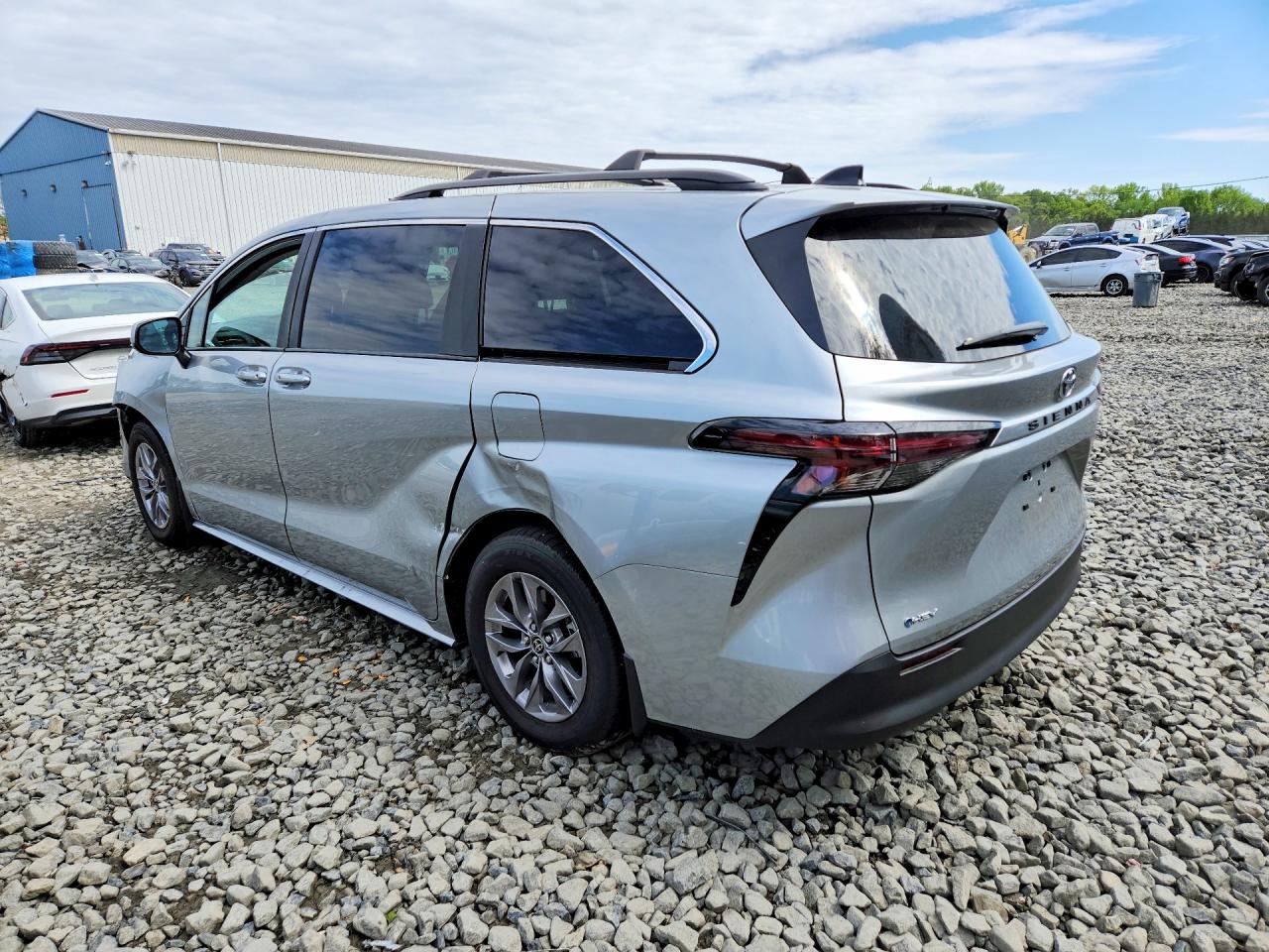 2025 TOYOTA SIENNA LE photo 3