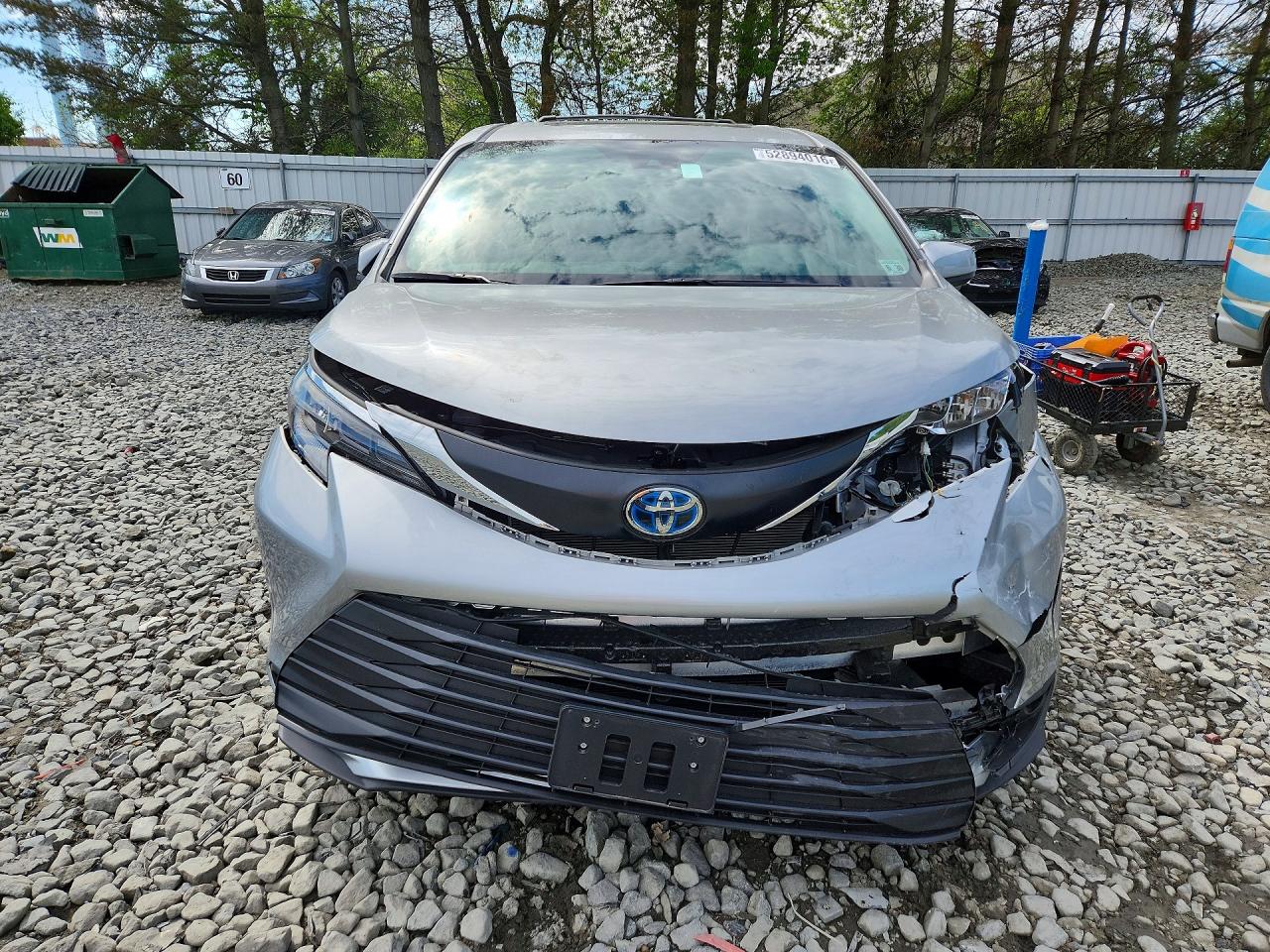 2025 TOYOTA SIENNA LE photo 9
