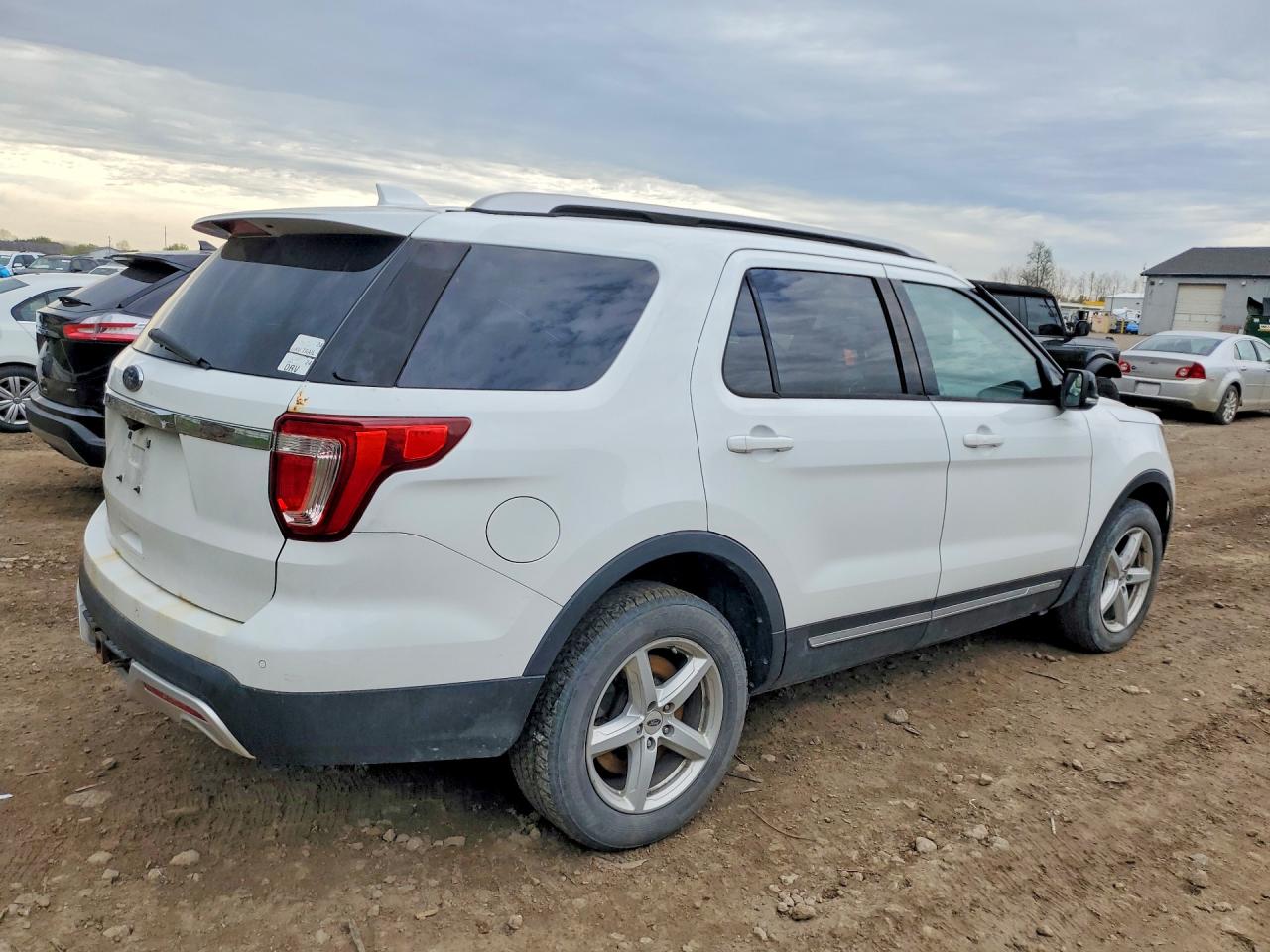 2016 FORD EXPLORER XLT photo 5