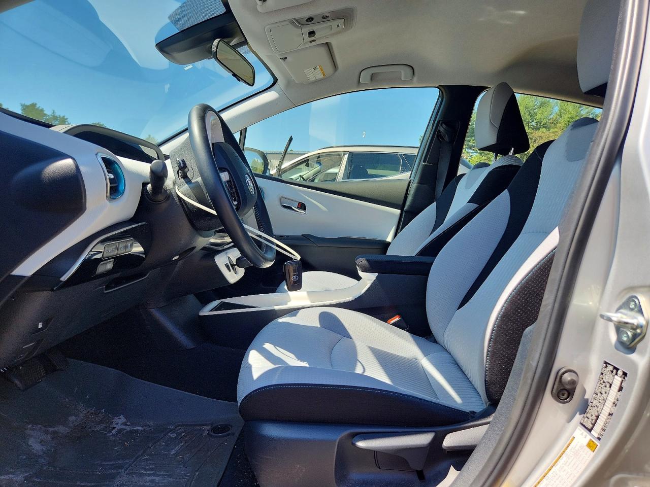 2018 TOYOTA PRIUS THREE photo 13