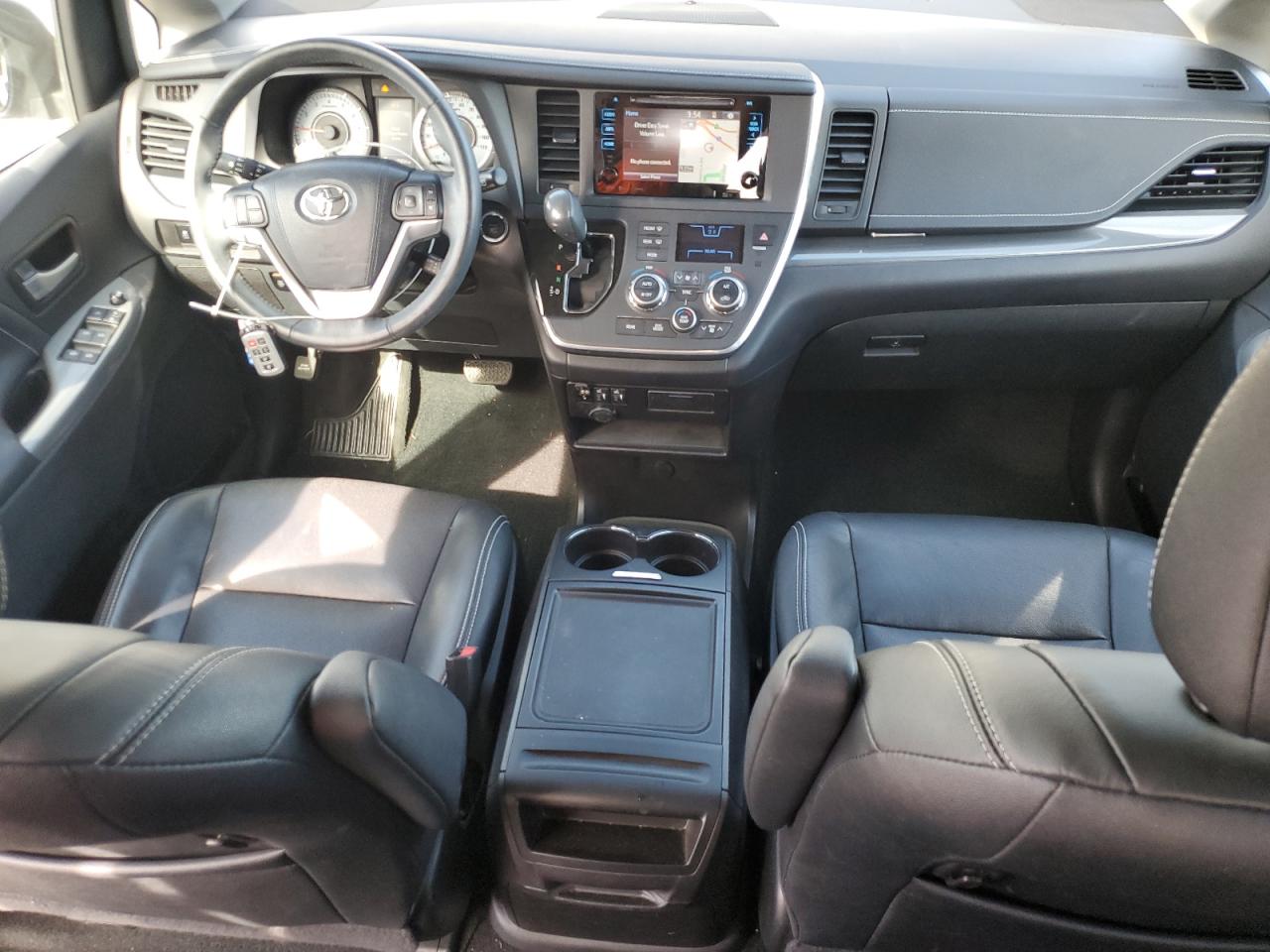 2016 TOYOTA SIENNA SE photo 8