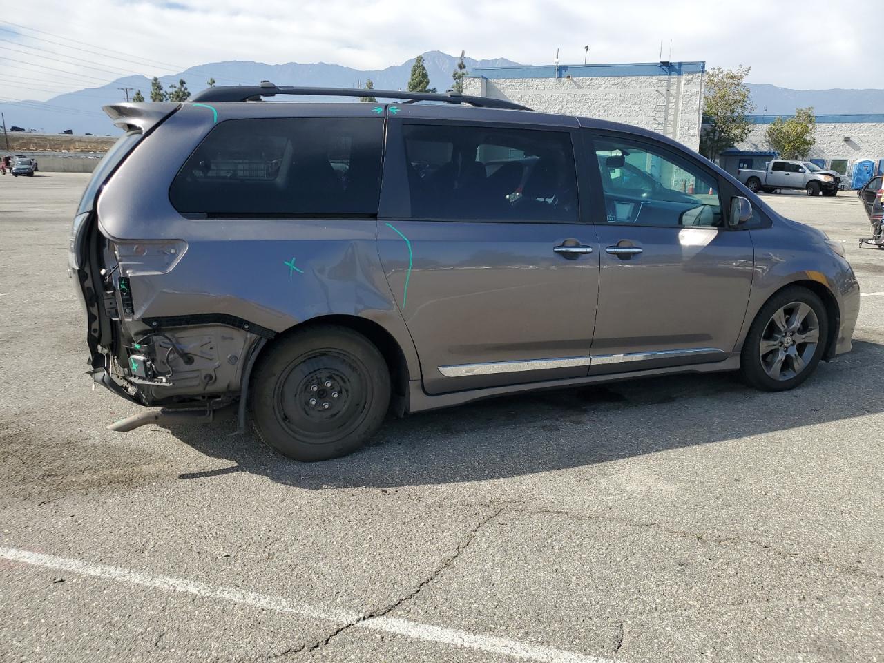 2016 TOYOTA SIENNA SE photo 3