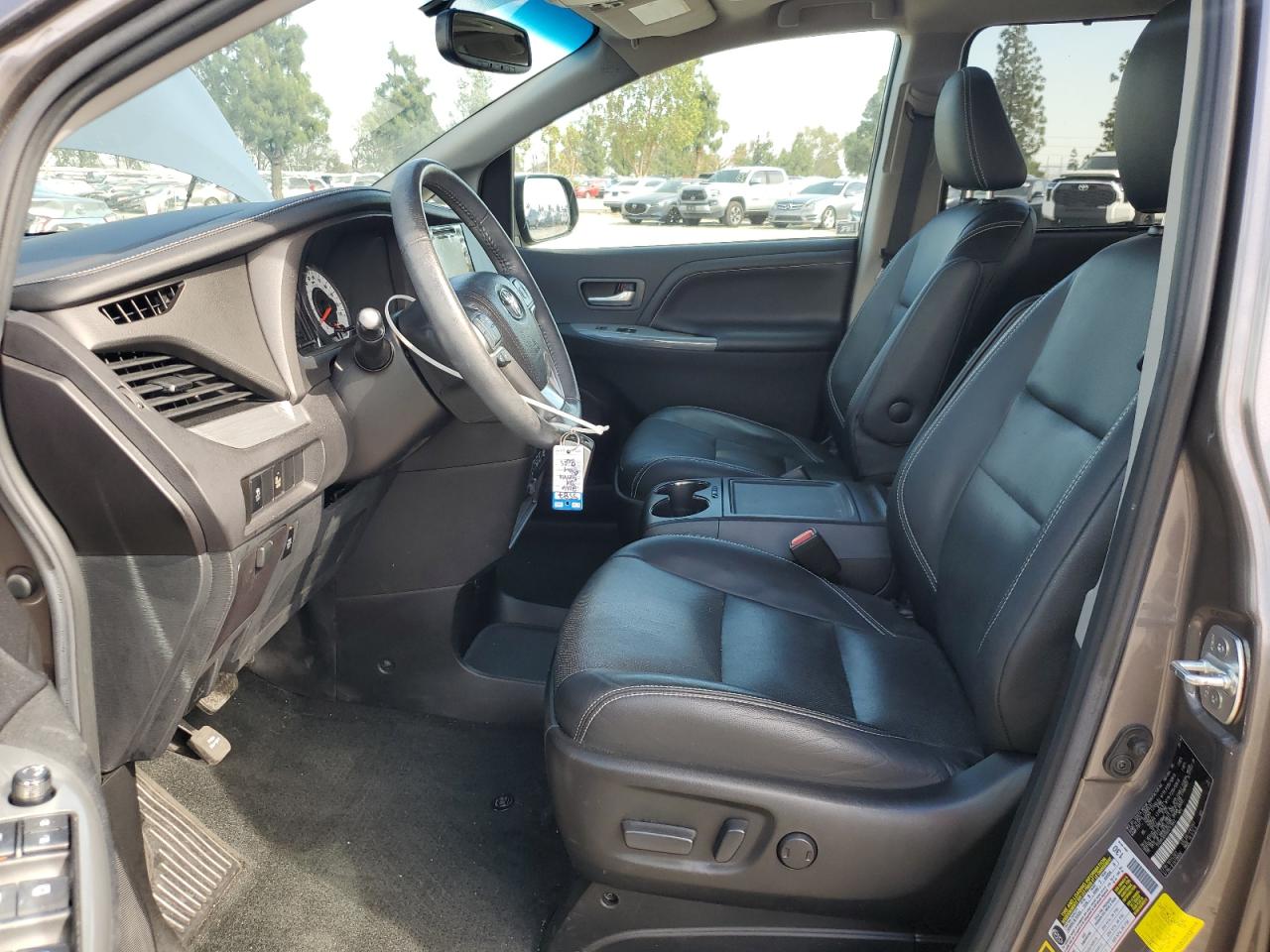 2016 TOYOTA SIENNA SE photo 7
