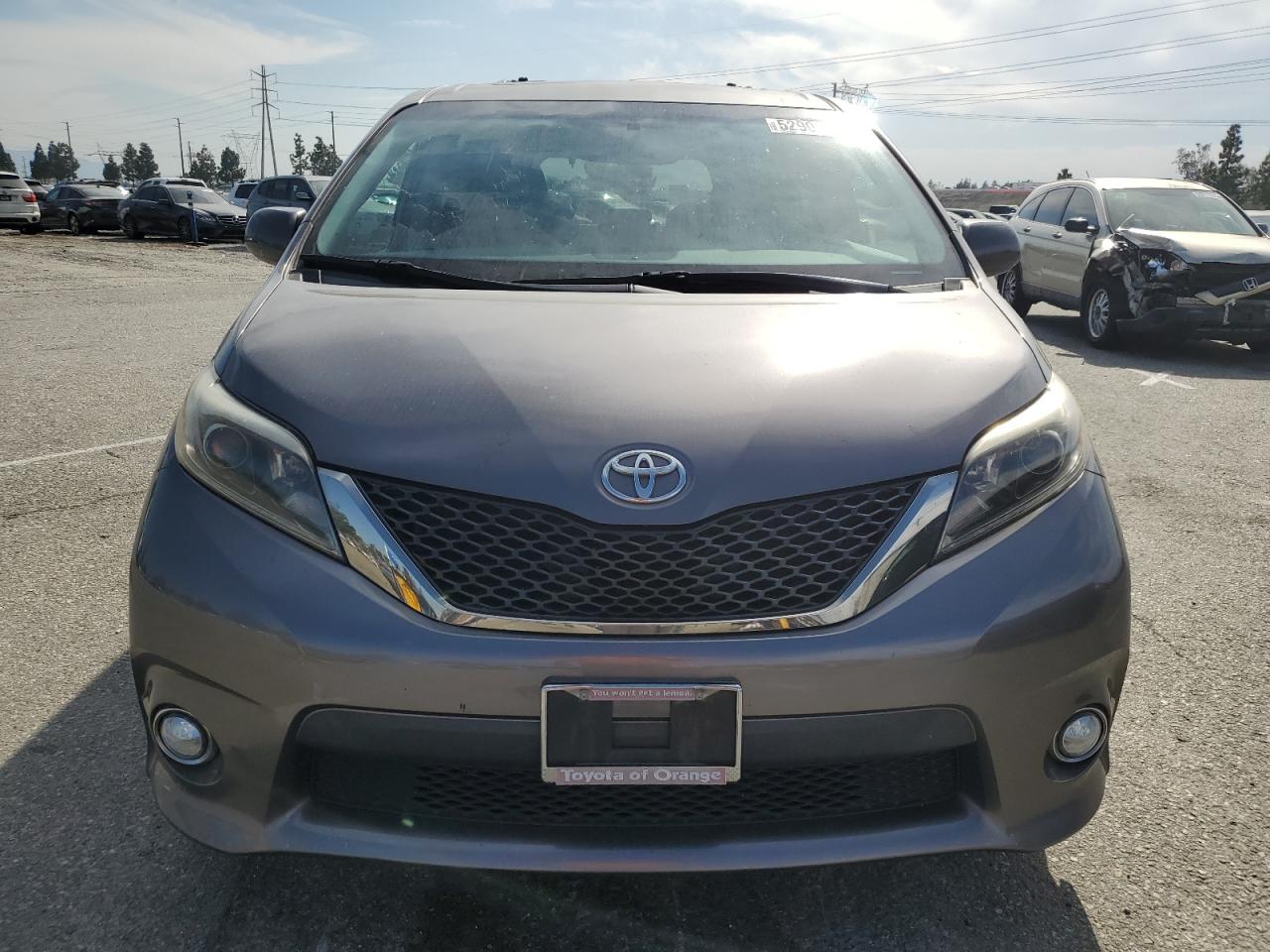 2016 TOYOTA SIENNA SE photo 5