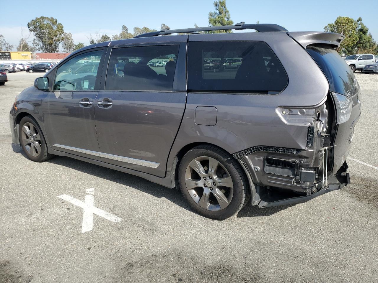 2016 TOYOTA SIENNA SE photo 2