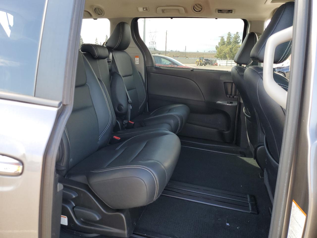 2016 TOYOTA SIENNA SE photo 11