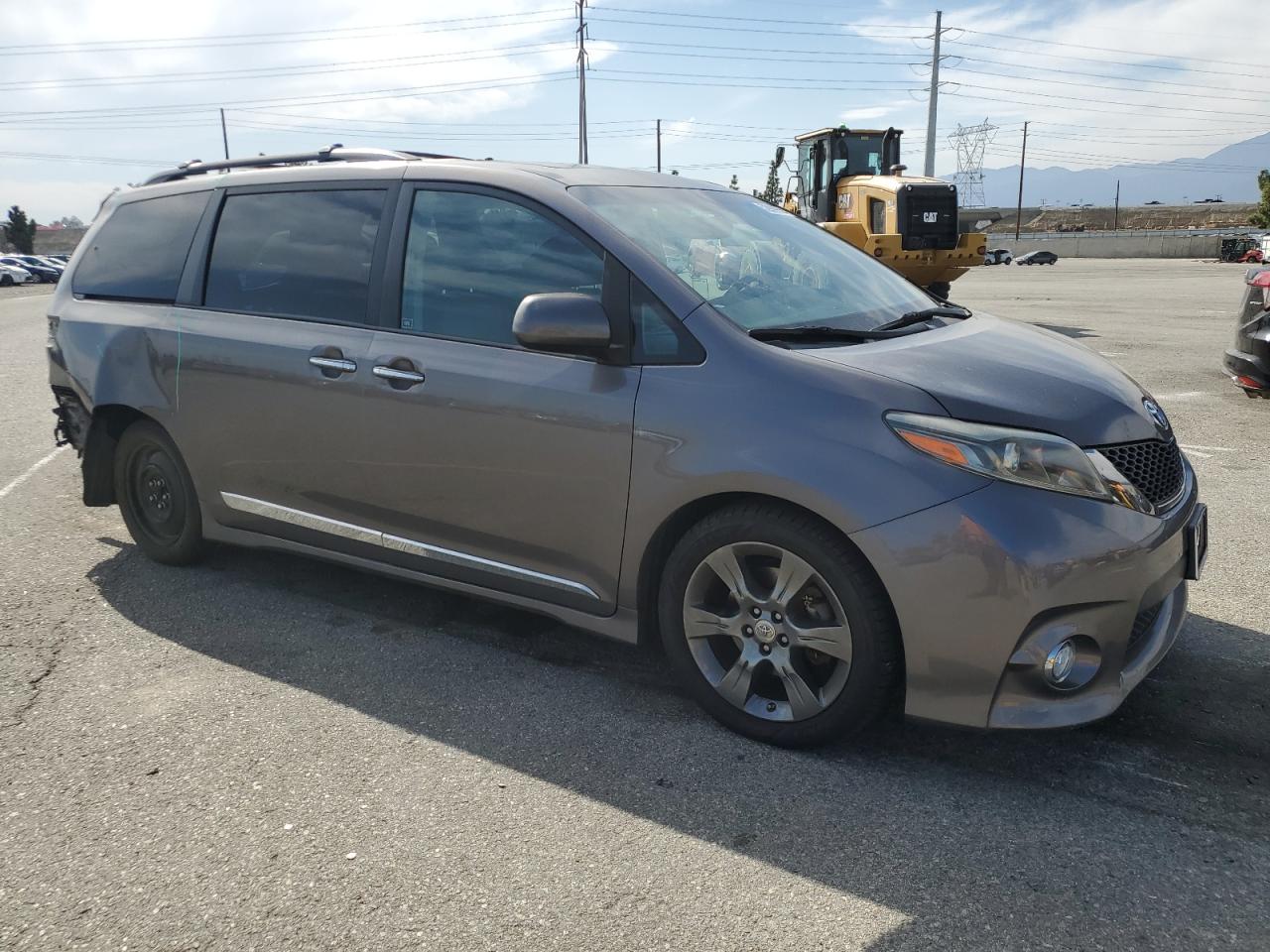 2016 TOYOTA SIENNA SE photo 4