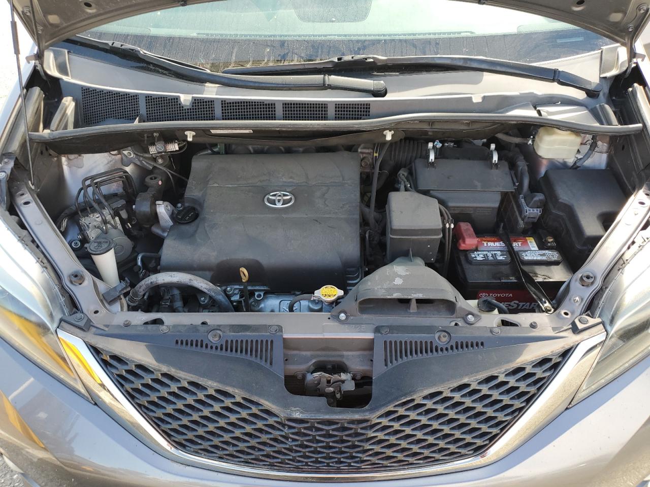 2016 TOYOTA SIENNA SE photo 12