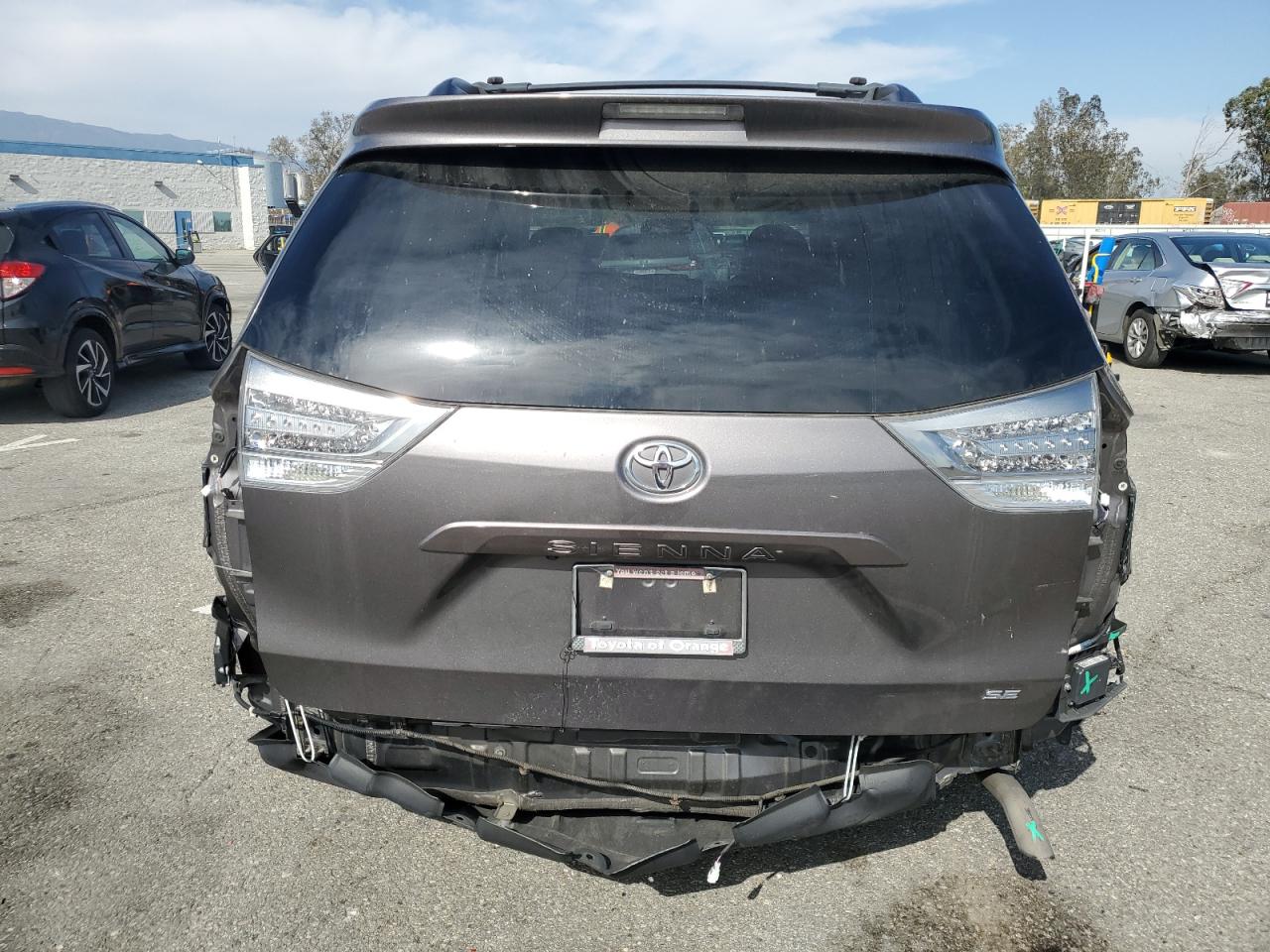 2016 TOYOTA SIENNA SE photo 6