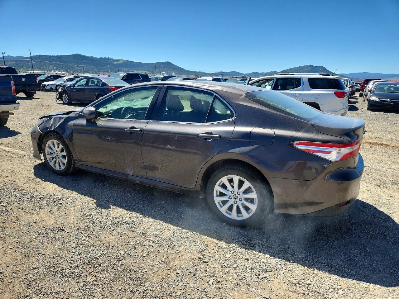 2018 TOYOTA CAMRY LE photo 3