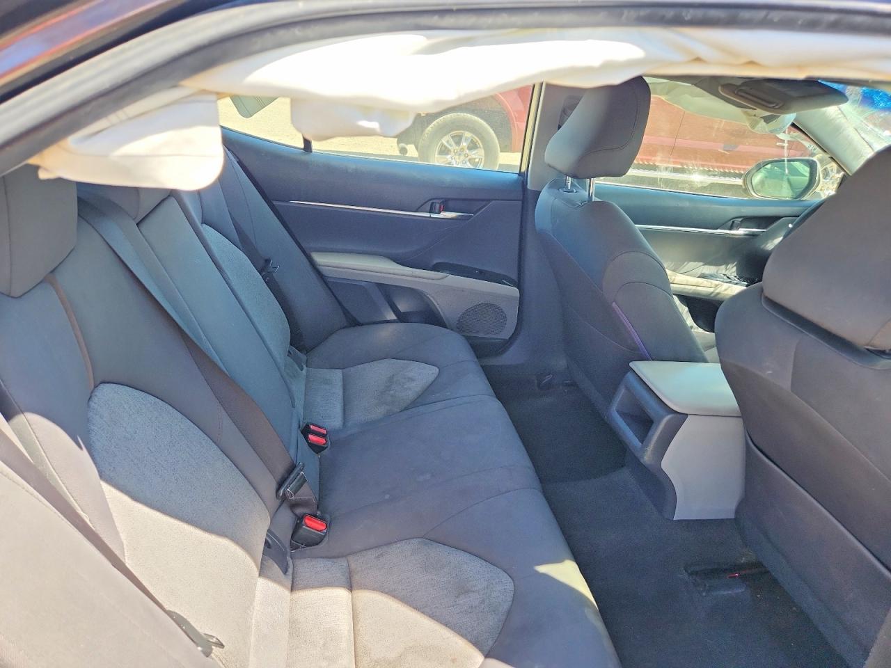 2018 TOYOTA CAMRY LE photo 19
