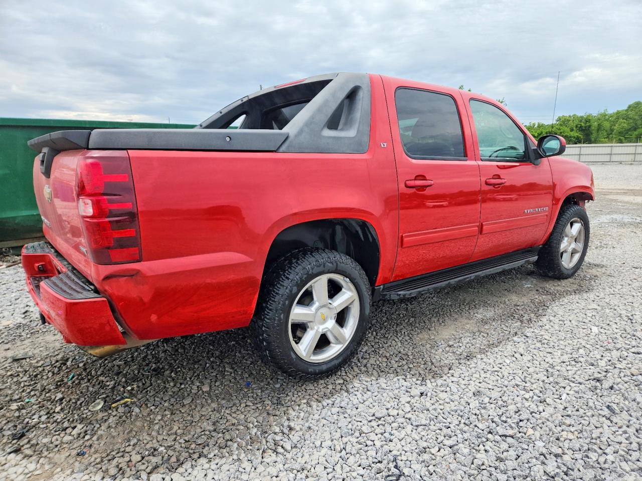 2011 CHEVROLET AVALANCHE LT photo 3
