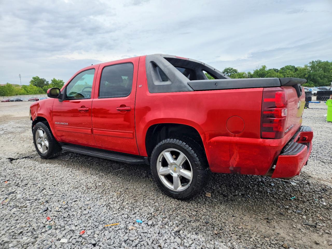 2011 CHEVROLET AVALANCHE LT photo 2