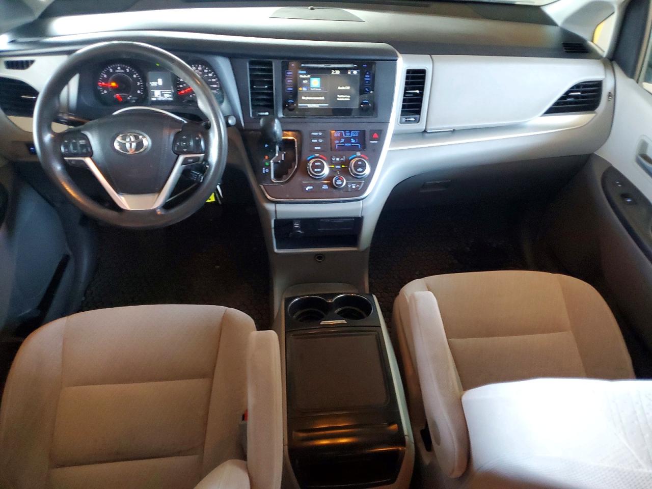 2016 TOYOTA SIENNA LE photo 22