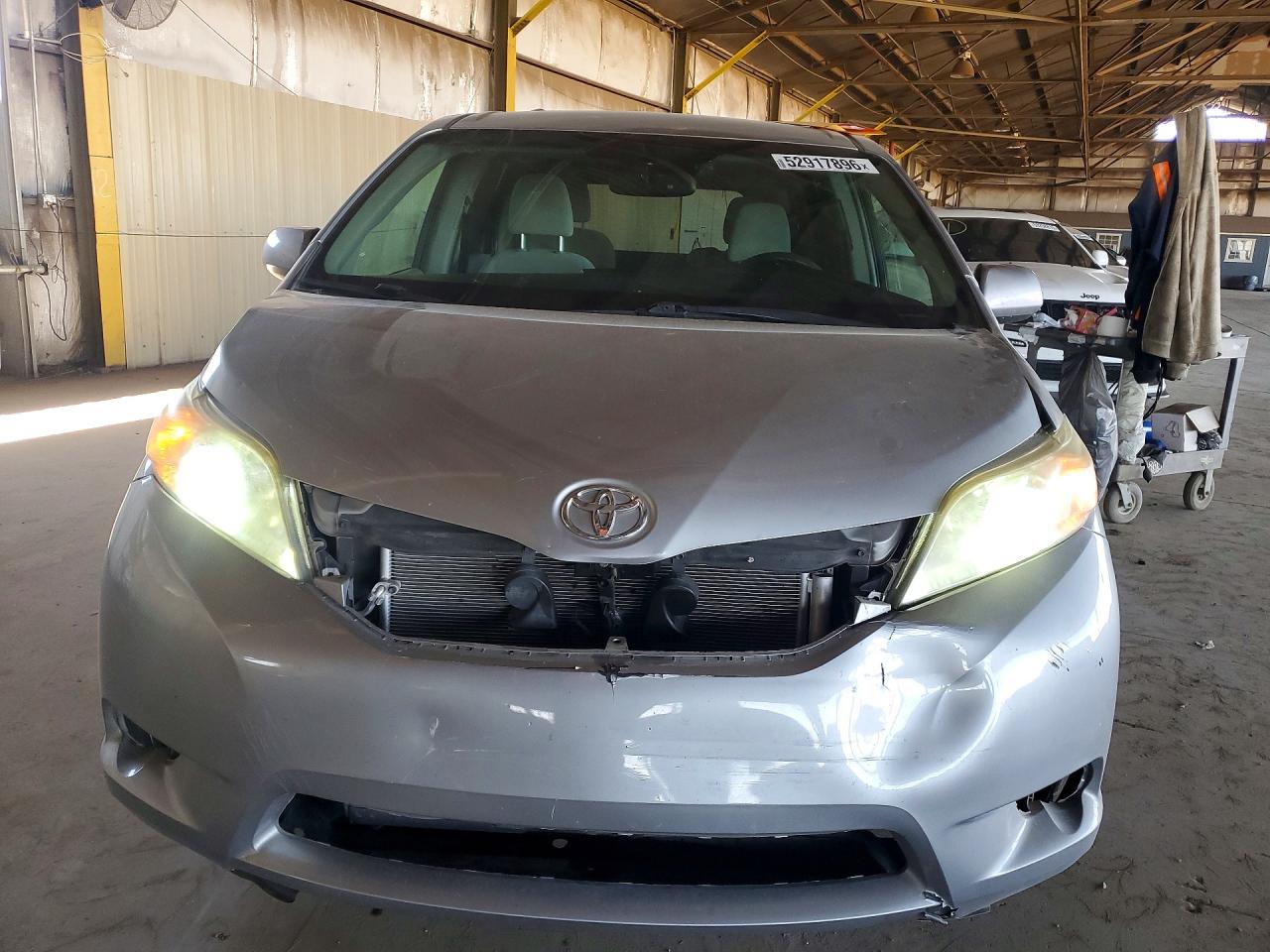 2016 TOYOTA SIENNA LE photo 13