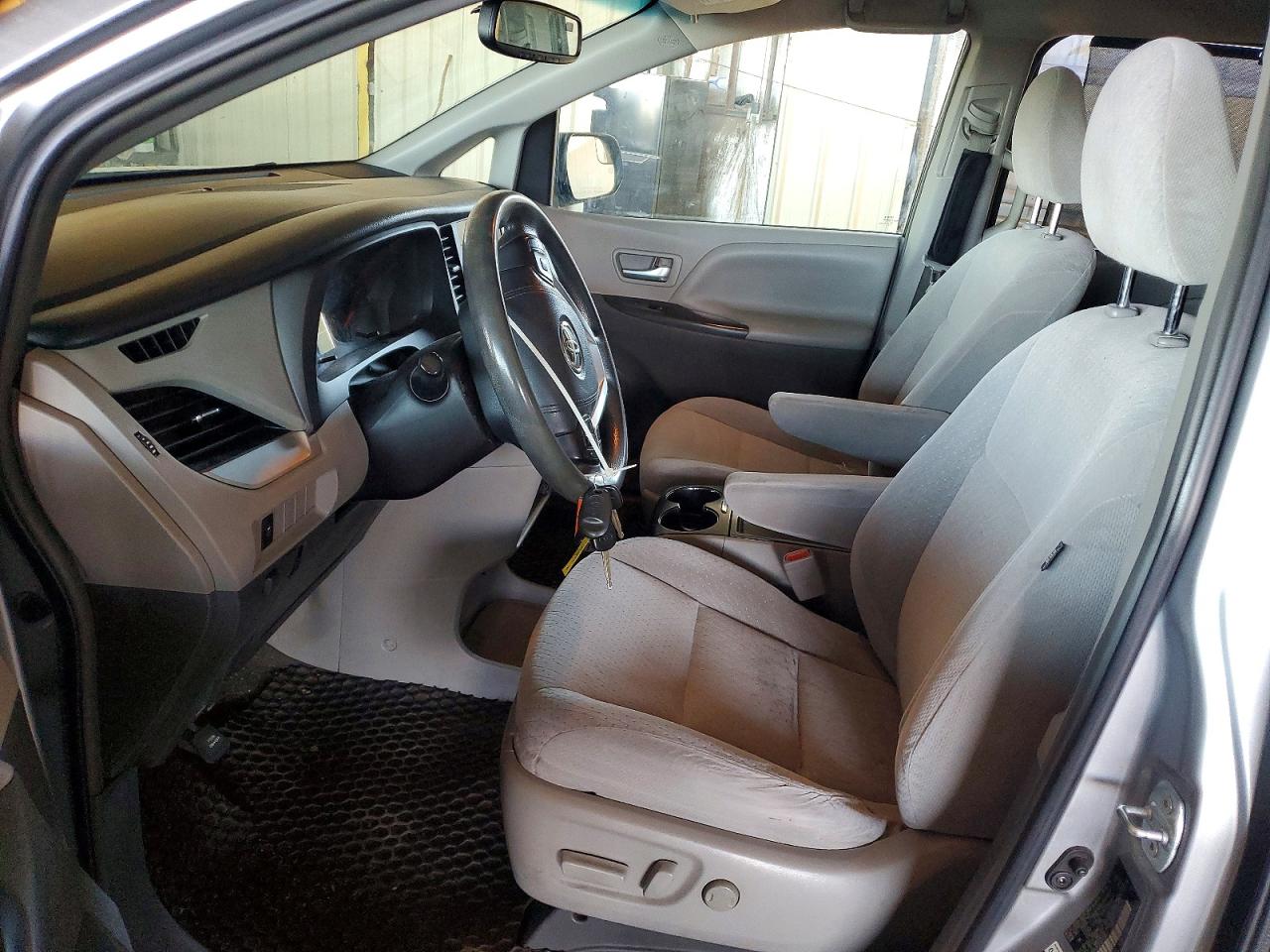 2016 TOYOTA SIENNA LE photo 19