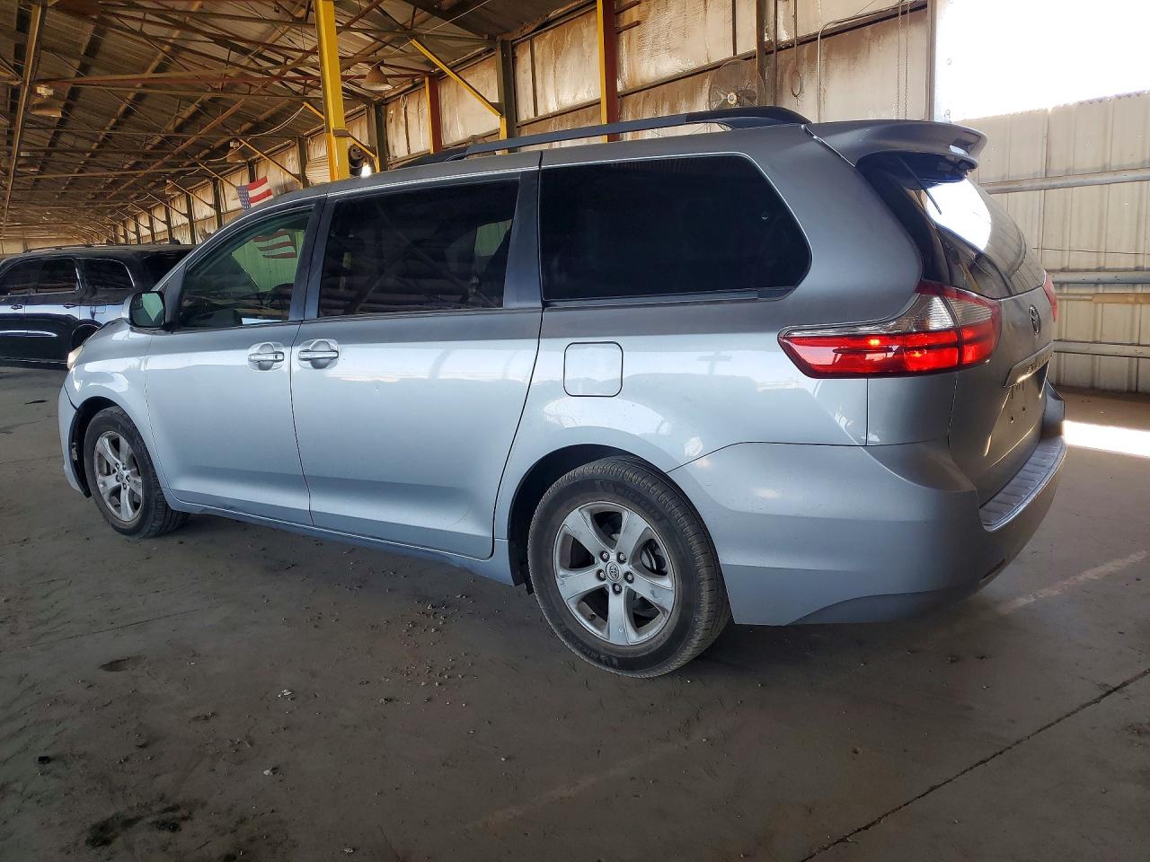 2016 TOYOTA SIENNA LE photo 4