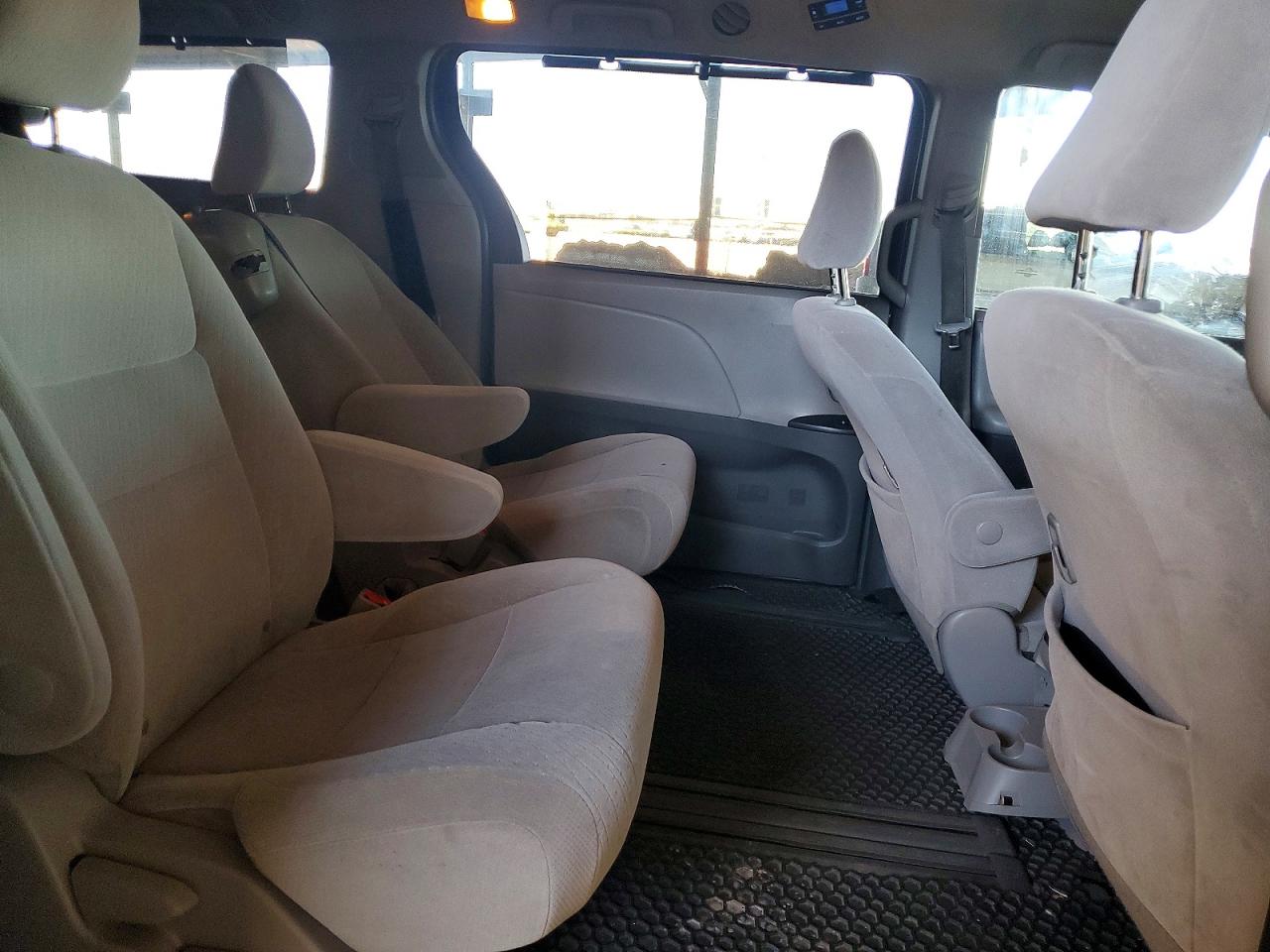 2016 TOYOTA SIENNA LE photo 28