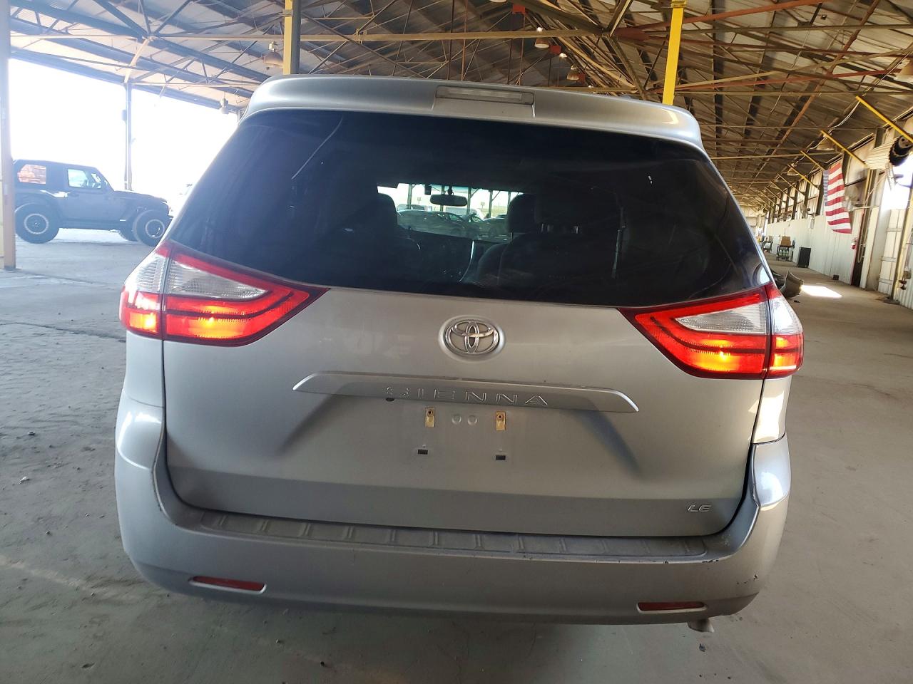 2016 TOYOTA SIENNA LE photo 16