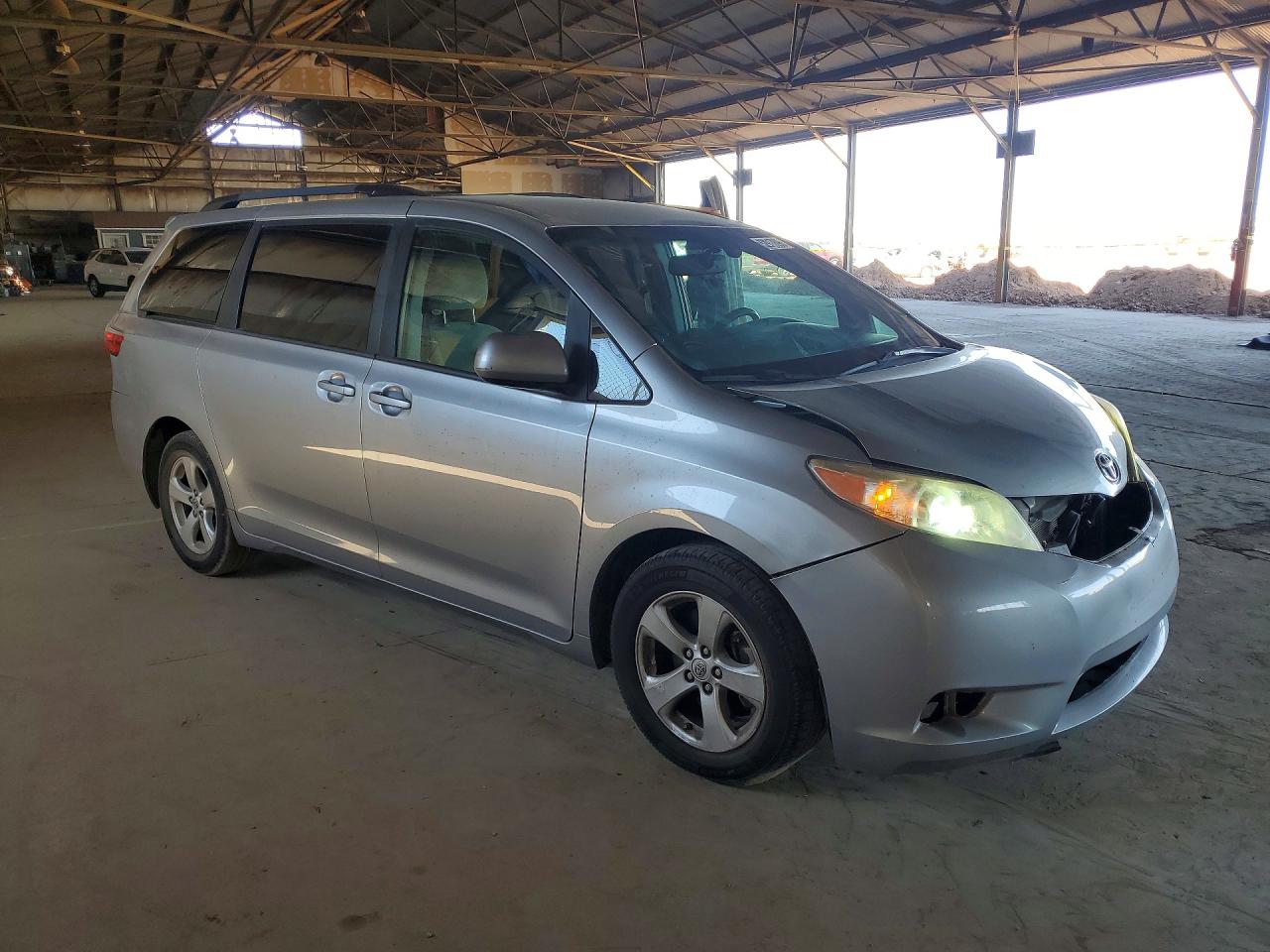2016 TOYOTA SIENNA LE photo 10