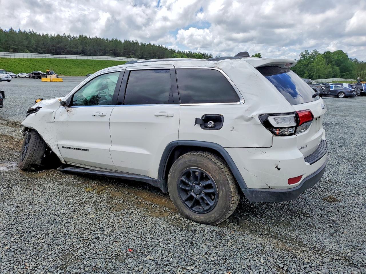 2020 JEEP GRAND CHEROKEE LAREDO photo 4