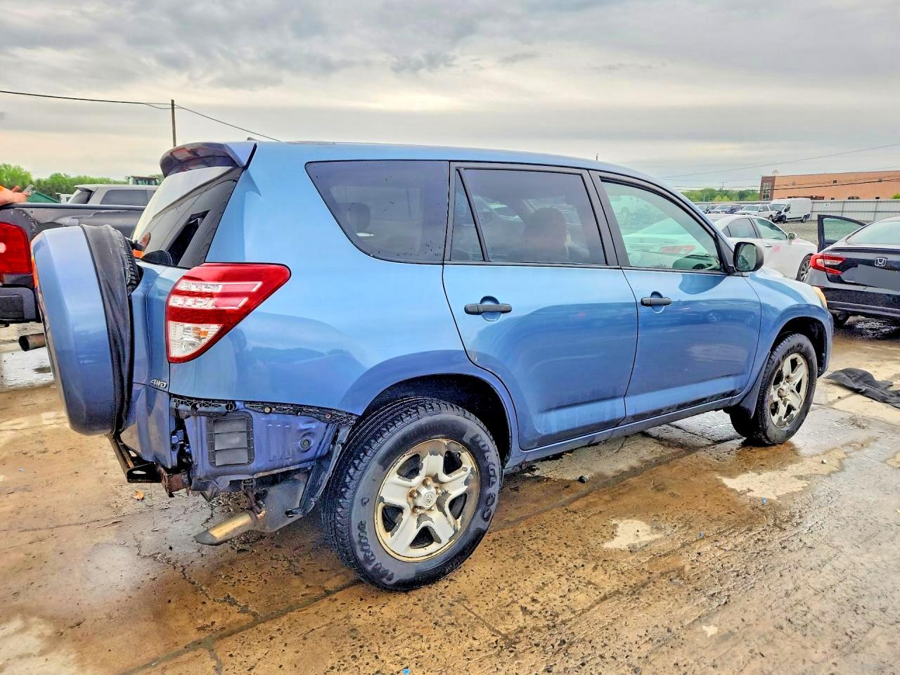 2011 TOYOTA RAV4 BASE photo 3