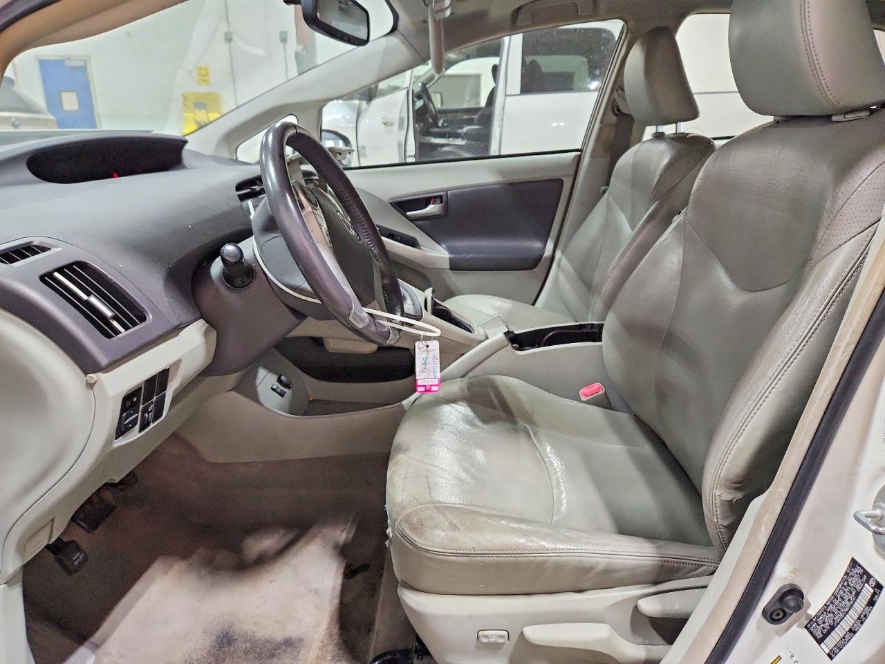 2011 TOYOTA PRIUS FOUR photo 13