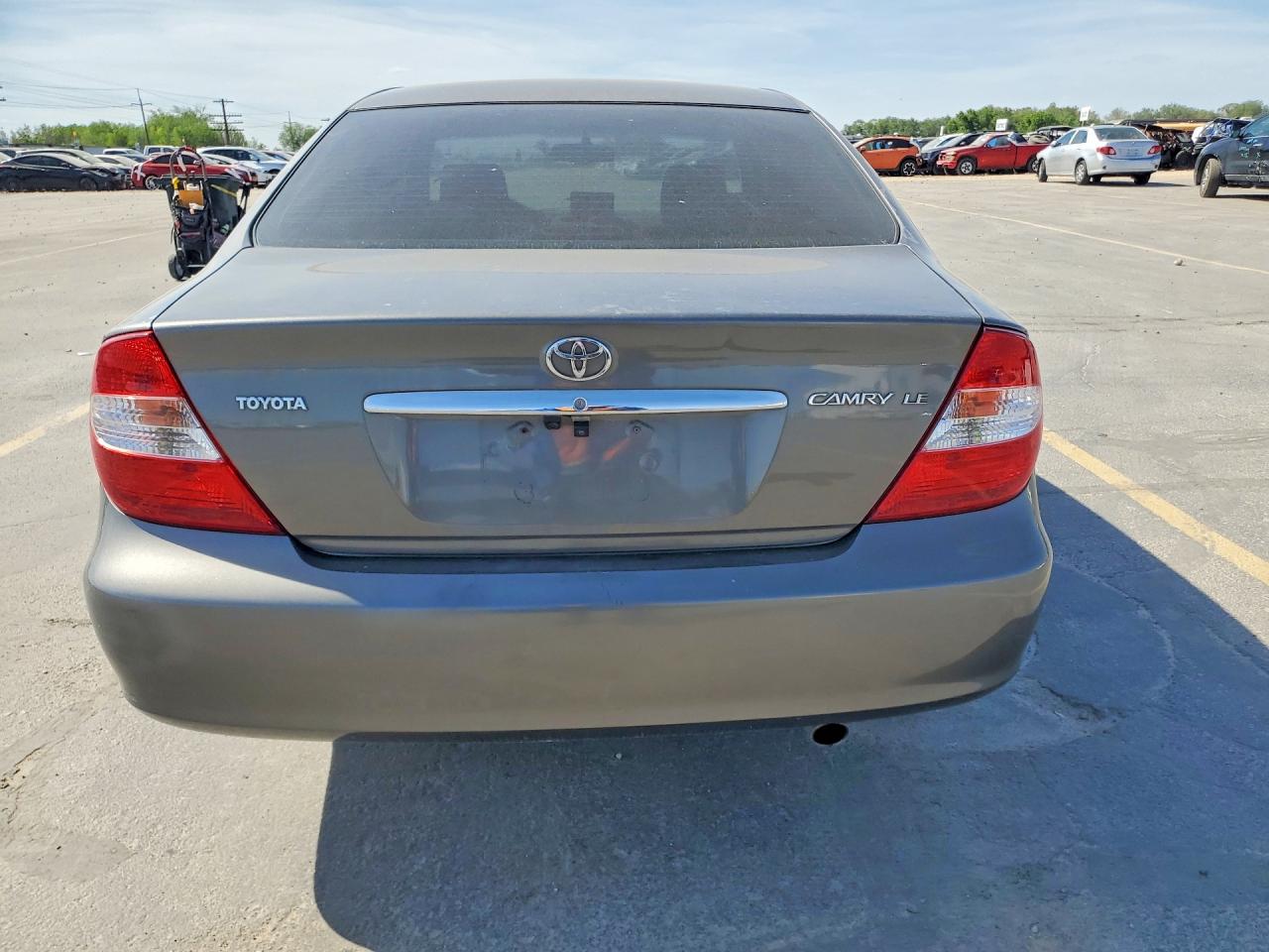 2004 TOYOTA CAMRY LE photo 11